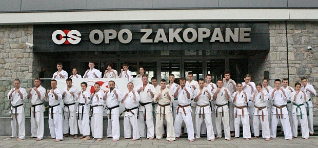 W zgrupowaniu biorą udział zawodnicy Nowosądeckiego Klubu Sportowego Karate Kyokushin: Miłosz Plata, Iza Pogwizd i Klemens Ogórek. 