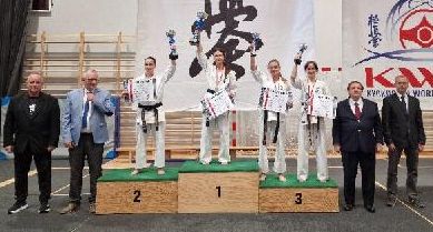 Klaudia Kowalska na podium Akademickich Mistrzostw Kyokushin 2025r.