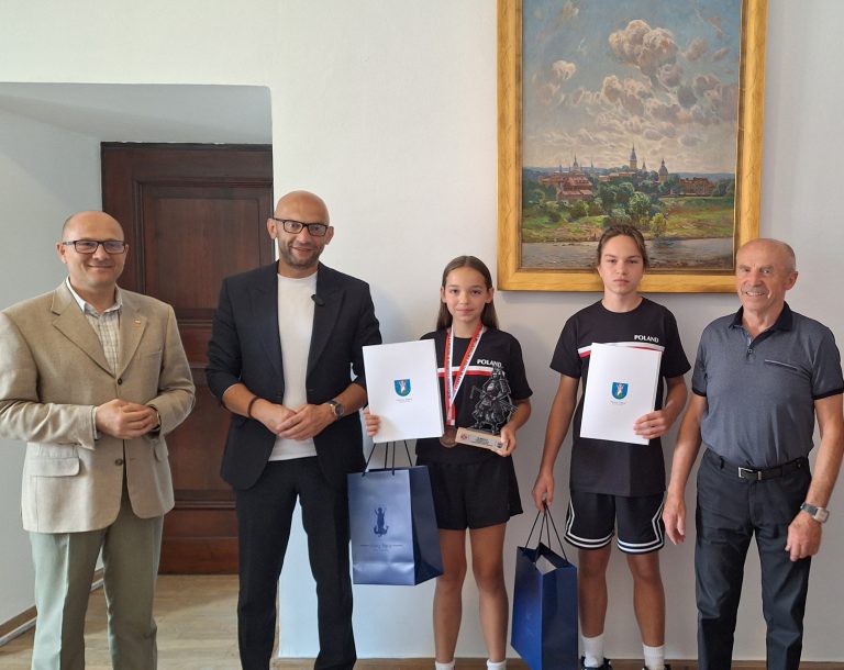 Listy gratulacyjne Prezydenta Miasta Nowego Sącza Ludomira Handzla dla zawodników Nowosądeckiego Klubu Sportowego Karate Kyokushin.